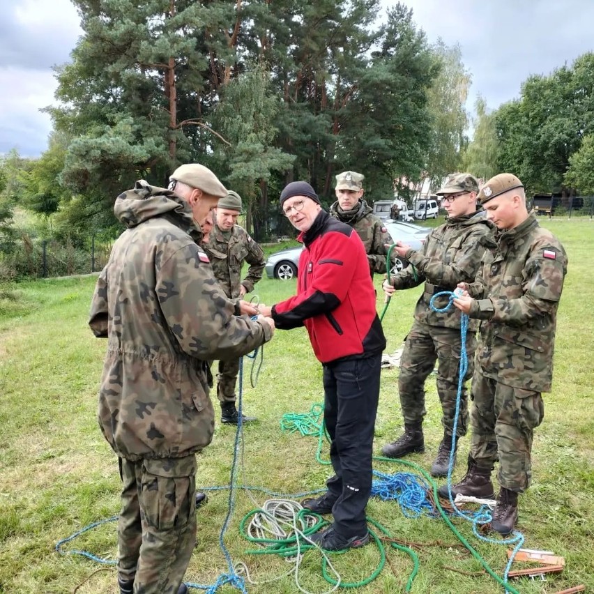 Ratownicy wodni z Radomia, strażacy i terytorialsi z 62. Batalionu Lekkiej Piechoty ćwiczyli na zalewie w Domaniowie. Zobacz wideo i zdjęcia