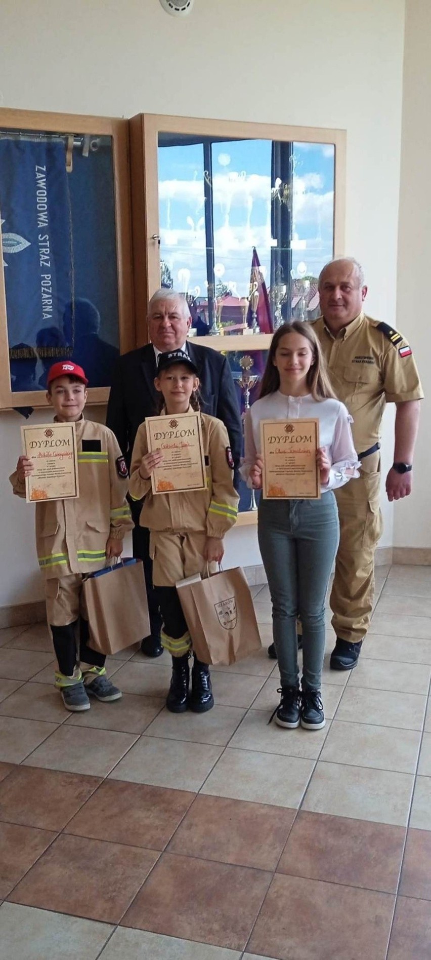 Uczniowie z Iwanisk i Ujazdu najlepsi w Turnieju Wiedzy Pożarniczej „Młodzież Zapobiega Pożarom”