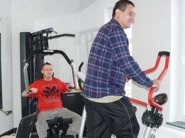 Artur Wróblewski (z lewej) i Marek Kopczyński chętnie ćwiczą na siłowni