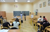 Uczniowie gimnazjum mieli podziękować nauczycielce na klęczkach za oceny z polskiego. Sprawa trafiła do sądu!
