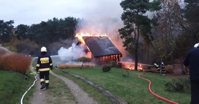 Po godz, 17 zauważono w miejscowości pożar budynku. Ogniem objęty był dom letniskowy.