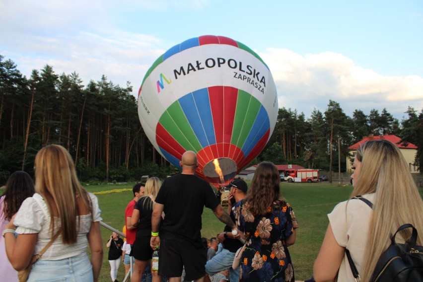 Loty balonem fascynowały wielu uczestników czernichowskiego...