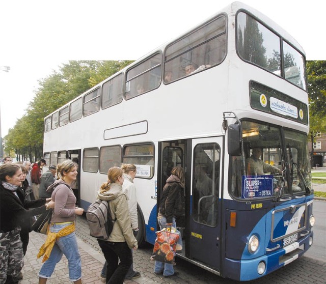 &#8211; Letni hit, czyli piętrowy autobus jeżdżący do Ustki jest niebezpieczny &#8211; twierdzą podróżni. &#8211; Ale do domu jakoś dojechać trzeba.