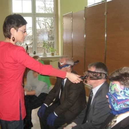 Terapeutka Katarzyna Pioszyk przeprowadziła specjalną symulację z uczestnikami warsztatów.