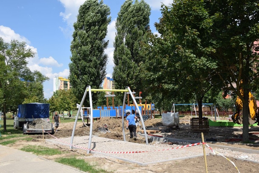 Rośnie plac zabaw w formie statku na osiedlu Widok, na...