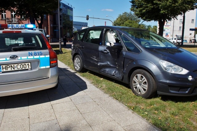 W środę (22.08) na rondzie Staromiejskim w Słupsku (skrzyżowanie ulic Kopernika i Sienkiewicza) doszło do kolizji. Ze wstępnych ustaleń policji wynika, że było to wymuszenie pierwszeństwa. Zderzyły się Ford i VW bus. Do kolizji doszło przed godz. 13. 