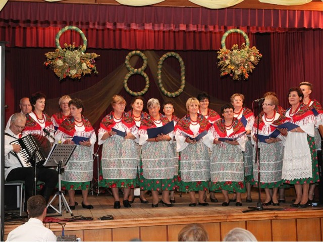 Świętowanie 80-lecia KGW w Krzemienicy było znakomitą okazją do wręczenia kobietom odznaczeń i dyplomów