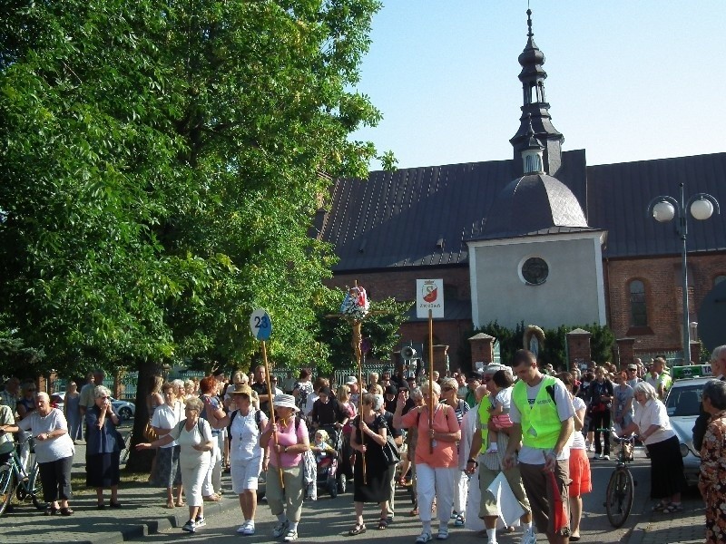 Pielgrzymi wyruszyli sprzed zabytkowego kościoła w Zwoleniu.