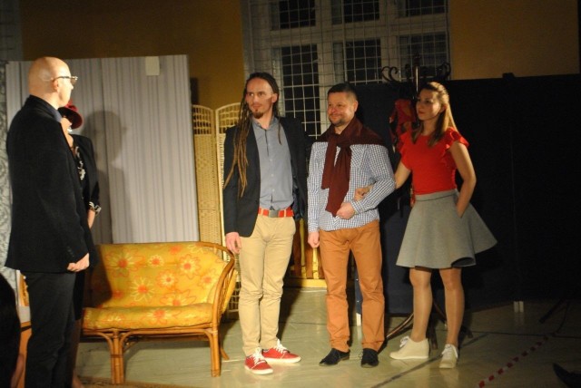 Na scenie wystąpili aktorzy z Grupy Teatralnej Pozytywnie Skopani ze Skopania.