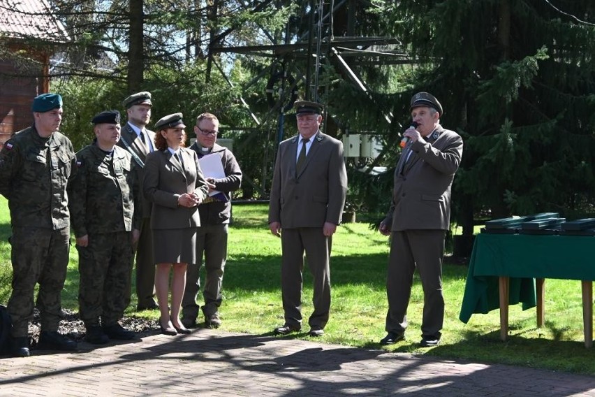 Uczestnicy sadzenia lasu w Leśnictwie Czarna Wieś