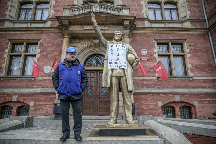 Przedstawiciele "Solidarności" ze złotym pomnikiem Donalda Tuska pod Radą Miasta Gdańska. To protest w sprawie uchwał o księdzu Jankowskim