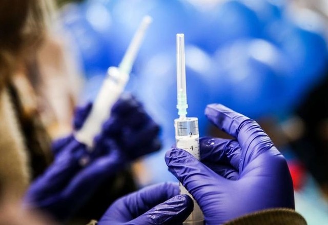 Trudności z realizacją szczepień w Krakowie, pacjenci oburzeni