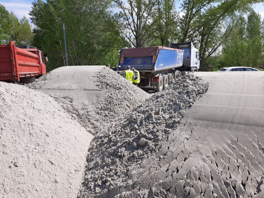 Tarnobrzeg. 4 tysiące ton świeżego piasku na plaże Jeziora Tarnobrzeskiego (ZDJĘCIA) 