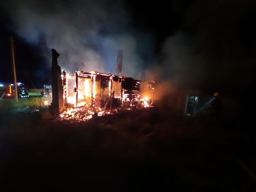 Opuszczony budynek w gminie Bodzentyn płonął jak pochodnia. Jaka przyczyna pożaru? Zobacz zdjęcia