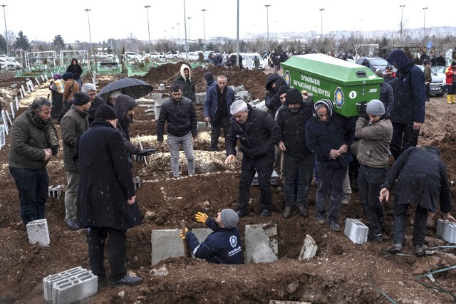 Pochówek jednej z ofiar trzęsienia ziemi w Diyarbakir w południowo-wschodniej Turcji