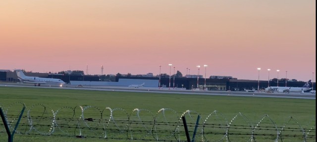 Z lewej turecki rządowy Gulfstream G4, dalej samolot innych uczestników i samolot PLL LOT, który właśnie prezyleciał z Rzymu.