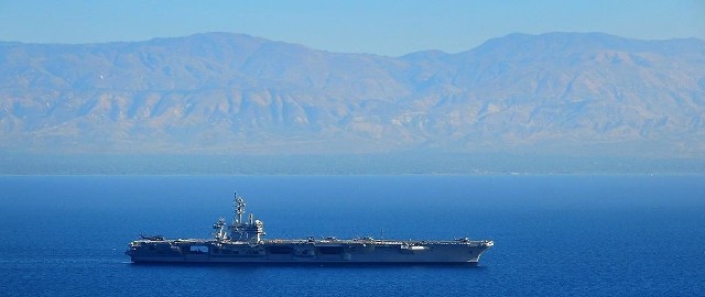 Lotniskowiec USS Carl Vinson manewruje w pobliży wybrzeża Haiti.