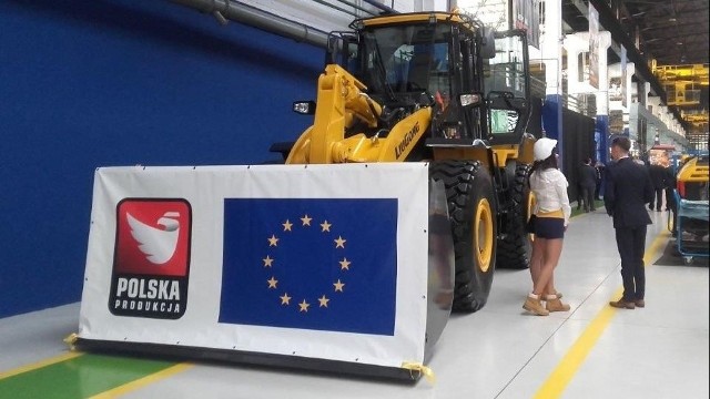 LiuGong Dressta Machinery na otwarciu nowej linii produkcyjnej w Stalowej Woli podkreślał, że produkowane tu maszyny budowlane to „polska produkcja” w kraju należącym do Unii Europejskiej