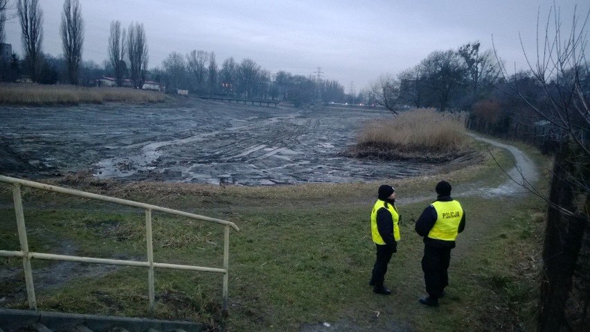 Mina przeciwpiechotna w stawie przy Przędzalnianej - korki!