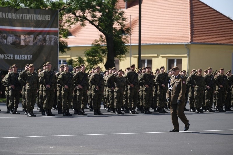 Przysięga Wojsk Obrony Terytorialnej w CSAiU w Toruniu