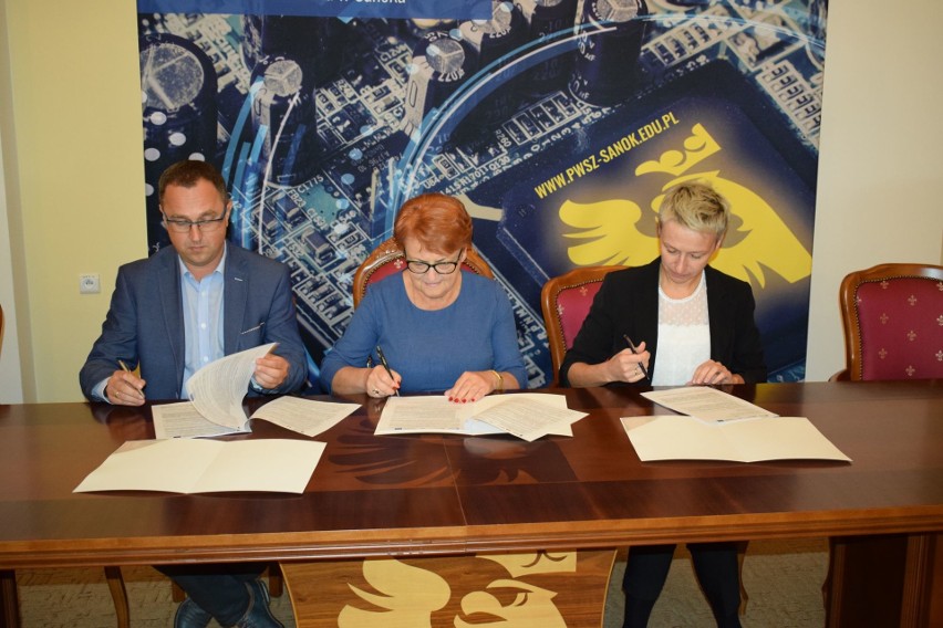 Umowę na budowę CSM podpisali Elżbieta Cipora, rektor PWSZ w...