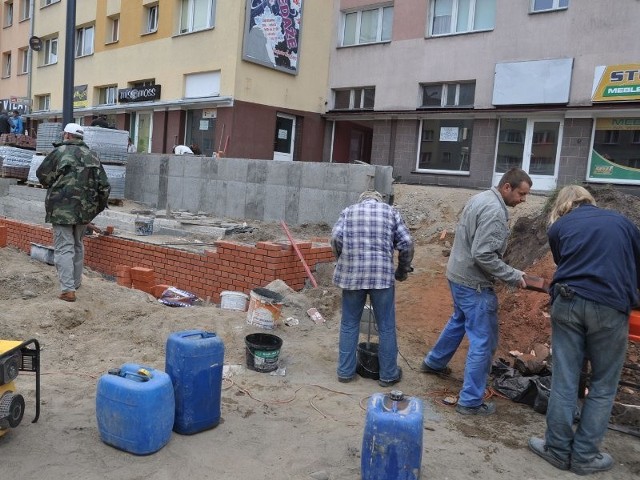 Prace przy budowie rampy dla niepełnosprawnych przy ulicy Wyszyńskiego.