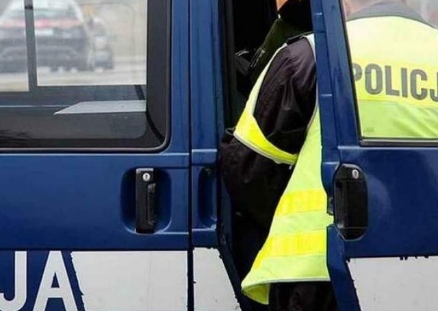 Do policji trafiło nagranie, na którym widać, że mężczyzna przed lokalem wyborczym namawia przechodniów do głosowania na konkretnego kandydata.