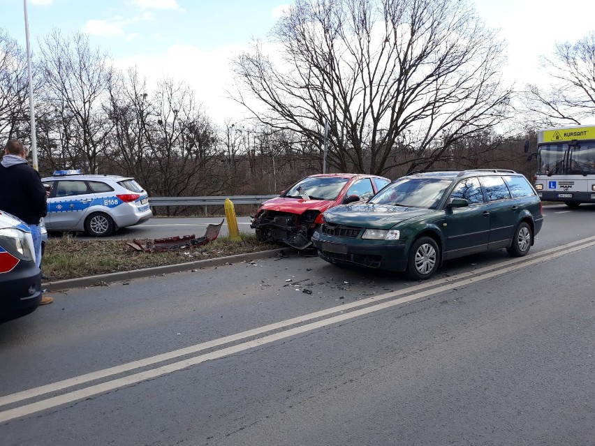 Wypadek na Brochowie. Trzy osoby trafiły do szpitala (ZDJĘCIA)