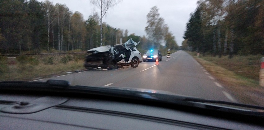 Wypadek na DK 65 na trasie Mońki - Grajewo. Kierowca renault uderzył w drzewo. Droga była zablokowana