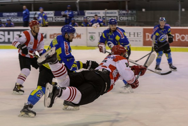 Napastnik Cracovii Kacper Guzik (na pierwszym planie) zdobył w sobotnim meczu czwartą bramkę dla gospodarzy. Obok obrońca naszego zespołu Bartłomiej Bychawski.