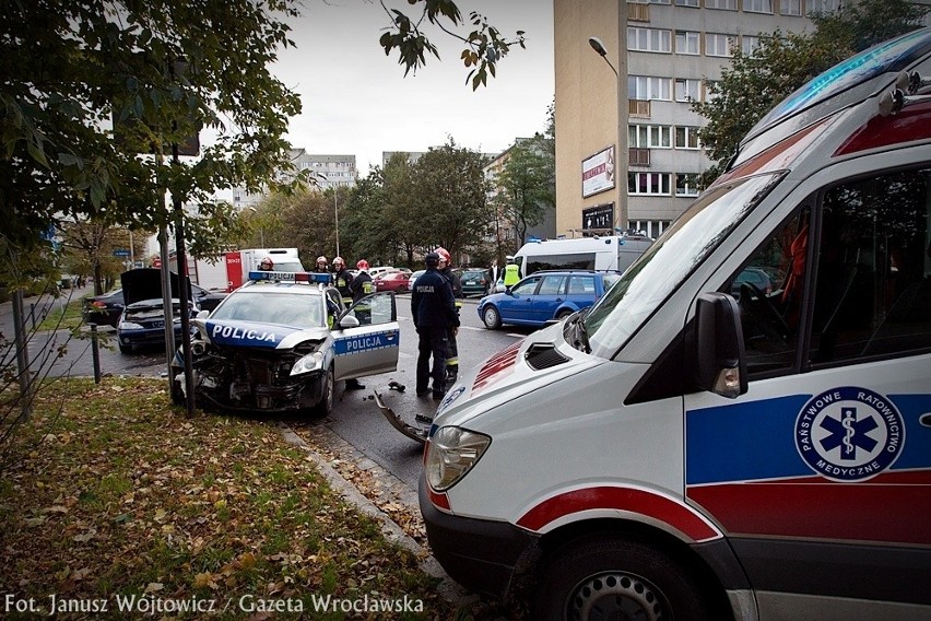 Wrocław: Wypadek radiowozu koło TGG. Policjant wymusił pierwszeństwo (FILM, ZDJĘCIA)