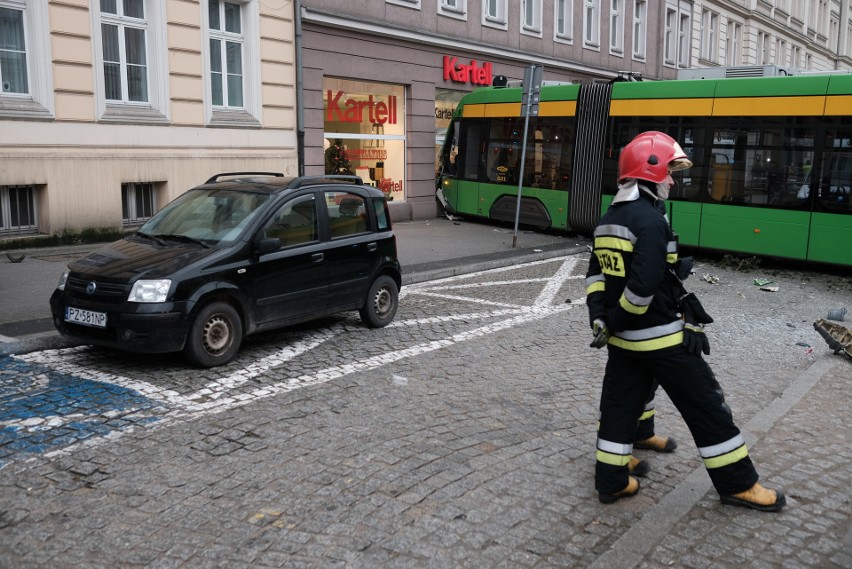 Marcinkowskiego: Groźny wypadek w centrum. Tramwaj wbił się...