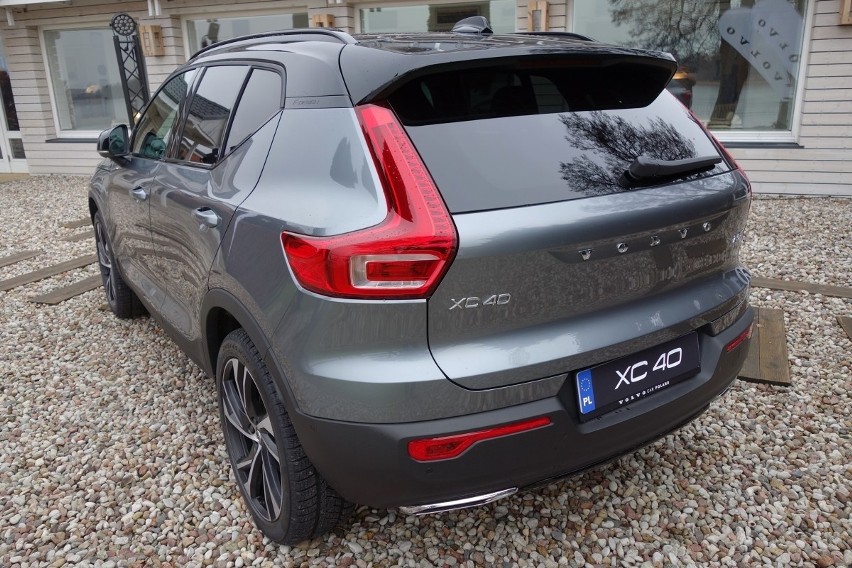 Volvo XC40...