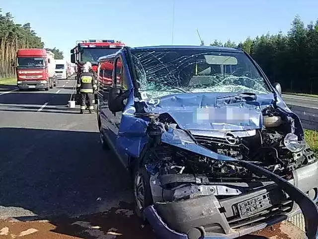 Opel vivaro najechał na tył naczepy ciężarówki volvo.