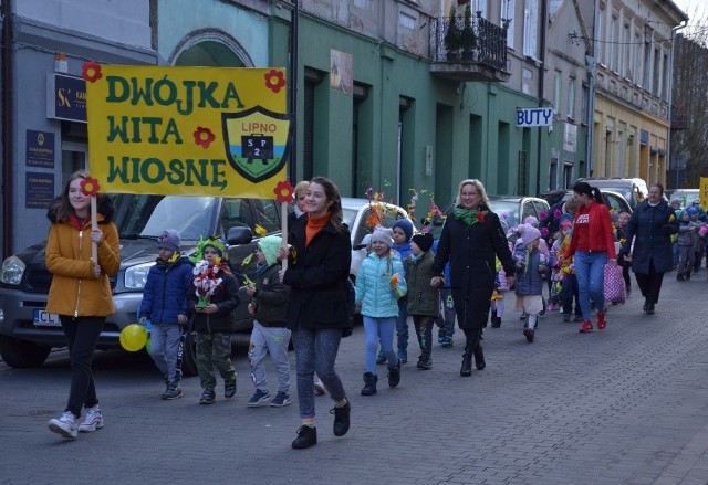 Z nadejścia wiosny najbardziej cieszą się uczniowie, którzy najchętniej urządziliby sobie dzień wagarowicza. Nauczyciele są jednak odmiennego zdania, czemu nie należy się dziwić. Stąd wszyscy bawią się wspólnie, by w myśl starego przysłowia i wilk był syty, i owca cała. W pierwszy dzień wiosny jednak tradycji musi stać się zadość i jakieś kontrolowane wagary są nawet wskazane. Tak było  w Szkole Podstawowej nr 2 w Lipnie. Uczniowie włożyli wiele trudu, by przygotować wiosenne stroje i naprawdę się im to udało!  Zrobili też transparenty o stosownej treści, aby oznajmić wszem i wobec, że zima poszła precz. Było bardzo kolorowo i radośnie, bo przecież na brak pomysłów młodzi ludzie nie narzekają. Więcej w jutrzejszym wydaniu „Tygodnika Lipnowskiego”.PiS obiecuje: 500 plus na pierwsze dziecko, "13" emerytura dla najstarszych.