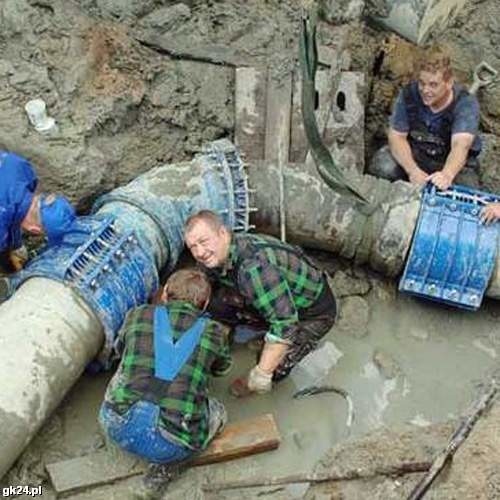 Rura wodociągowa pękła w Mścicach przy ul. Południowej, gdzie skręca pod kątem 90.