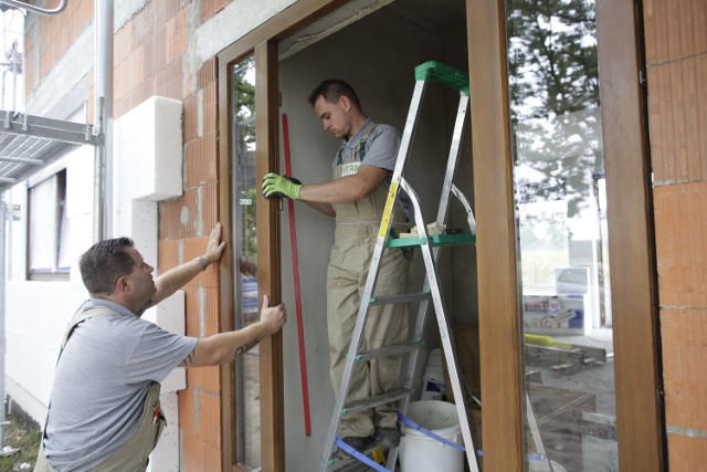 W poniedziałek pracownicy firmy Vitra z Prószkowa zamontowali drzwi wejściowe.