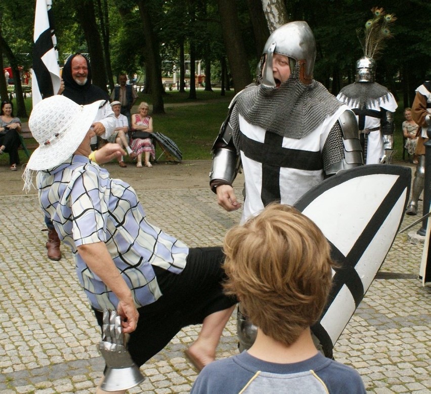 Inowrocław. Starsza pani poturbowała Krzyżaków parasolem