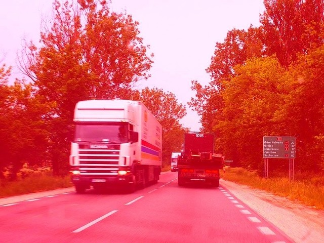Trasa numer 50 to droga tranzytowa dla ciężarówek, które muszą omijać Warszawę szerokim łukiem.