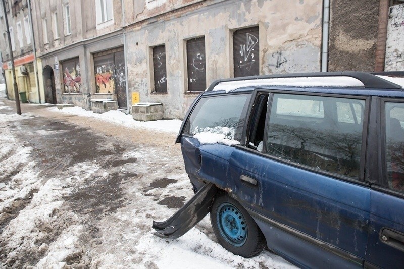 Kierowca, który wjechał w ścianę budynku usłyszy zarzuty (ZDJĘCIA)