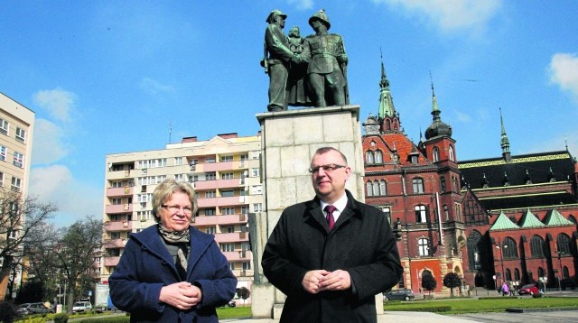 Kazimierz Michał Ujazdowski chce, aby pomnik żołnierzy przestał straszyć w centrum Legnicy. Obok radna Ewa Szymańska