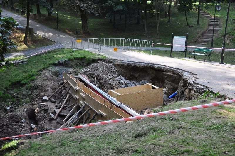 Sandomierz wciąż straszy. Zniszczenia w Parku Piszczele 