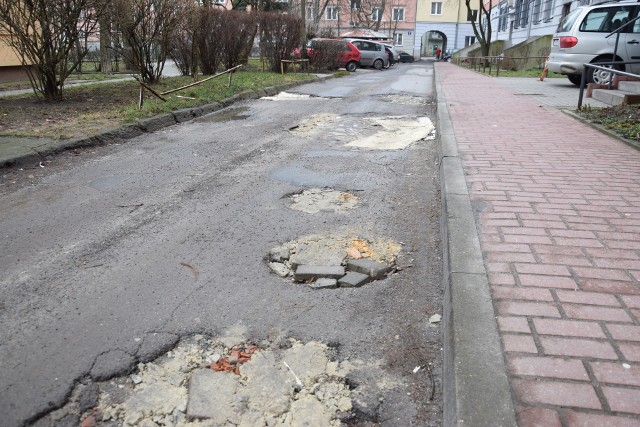 Droga wymaga gruntownej naprawy. Są tu same łaty