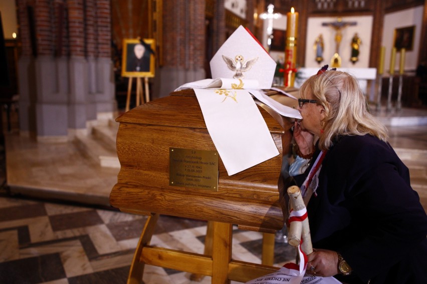 Pogrzeb arcybiskupa Henryka Hosera. Duchowny spoczął w podziemiach katedry warszawsko-praskiej