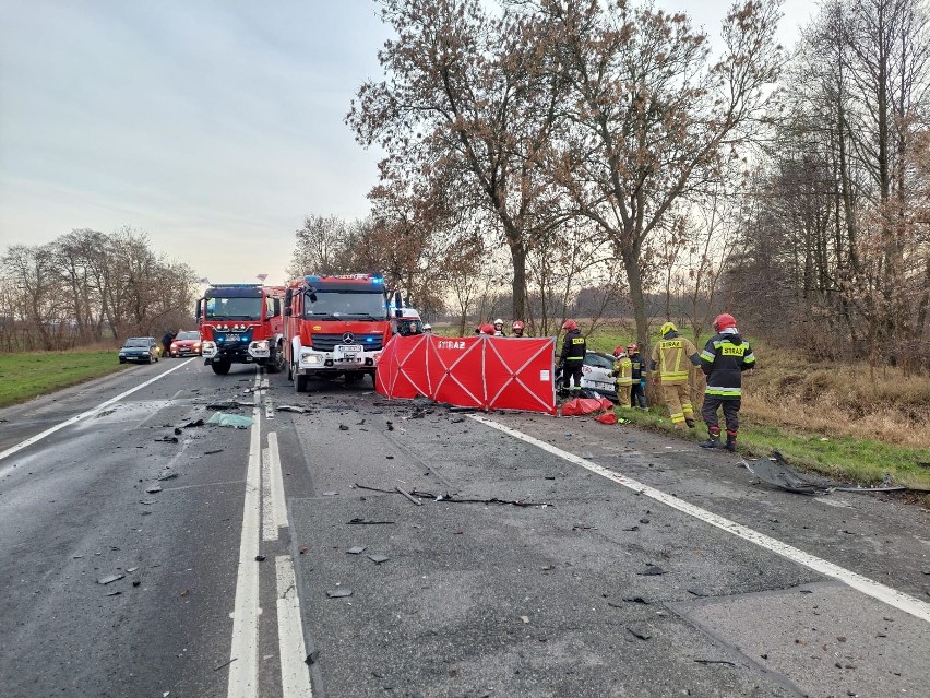Śmiertelny wypadek w okolicy Cedrowic na dk 91. Zderzenie samochodu osobowego z ciężarowym. Nie żyje kierowca osobówki
