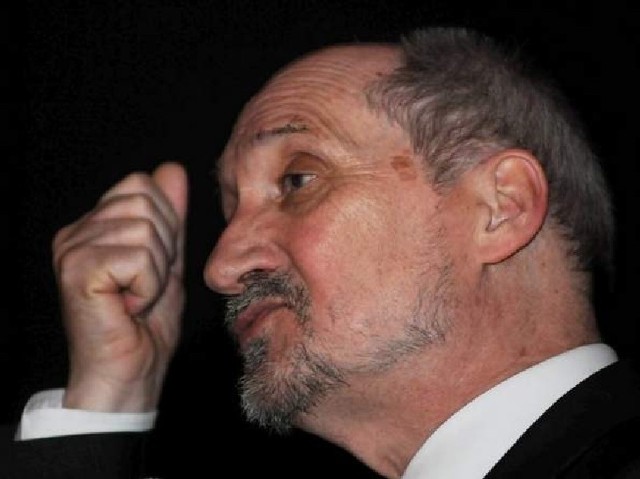 Antoni Macierewicz. 63 lata, polski polityk, były minister spraw wewnętrznych w latach 1991&#8211;1992, wiceminister obrony narodowej w rządzie Jarosława Kaczyńskiego, były szef Służby Kontrwywiadu Wojskowego, poseł na Sejm RP I, III, IV i VI kadencji. Działacz opozycji demokratycznej w PRL w latach 1968&#8211;1989, współtwórca Komitetu Obrony Robotników, publicysta.