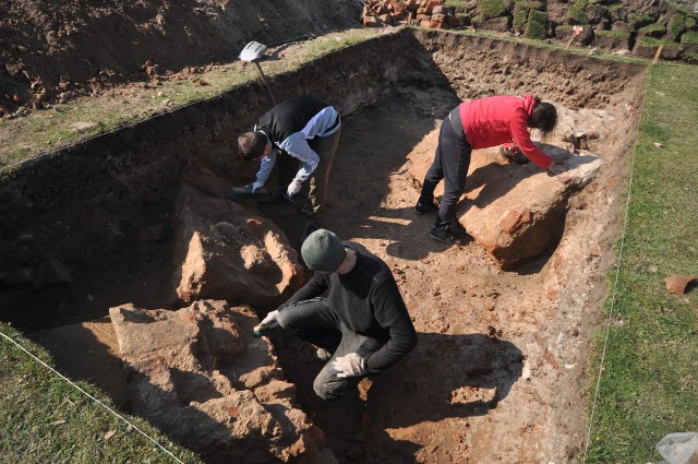 Archeolodzy odkryli relikty murów oraz całkiem dobrze zachowane kamienno-ceglane fundamenty ścian budynku zamkowego