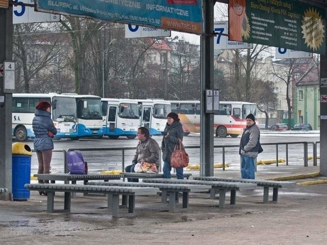 Od czwartku autobusy słupskiego PKS-u na linii do Gałęzowa, Niepoględzia i Uniechowa i z powrotem (wszystkie przez Dębnicę Kaszubską) będą docierać aż do osiedla Niepodległości. Można też będzie przemieszczać się autobusami PKS-u po Słupsku. 