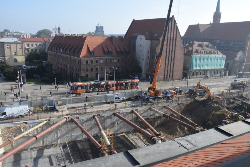 Wielka dziura na placu Nowy Targ. Skanska buduje biurowiec