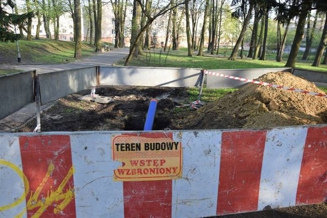Park Tysiąclecia w Zielonej Górze. W kwietniu robotnicy natknęli się tam na szczątki kilku osób, pochowanych tam przed wojną, kiedy park był jeszcze cmentarzem.
